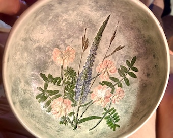 Keramische kom uit zoutmoeras, botanische kom met geperste bloemmotieven in roze en blauw. Ronde kom van 7 inch, verkocht bij Wave Hill