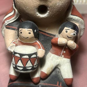 Vintage COCHITI Pueblo Keramik Berättardocka Sittande med Barn i Knäet, Traditionell Native American Folk Art Signerad av Hu'uca