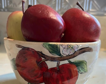 Vintage Keramikschale mit handbemalten Äpfeln / Blüten und fünf realistischen Kunstäpfeln Rot / Grün, Cottagecore vom Bauernhof