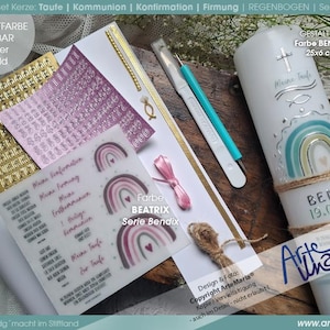 Könnte beinhalten: Ein DIY-Kerzenset für Taufe, Kommunion, Konfirmation und andere religiöse Anlässe. Das Set enthält eine weiße Kerze mit Regenbogen-Design, Aufklebern und Werkzeugen. Die Kerze ist ca. 25 cm hoch und 6 cm im Durchmesser.