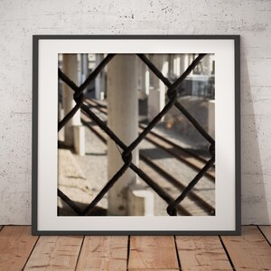 Durch den Zaun: Urbaner Wandteppich, gealterter Maschendrahtzaun, Download Digitalfotografie, Druck, Wanddekoration, herunterladbares Bild, druckbare Kunst