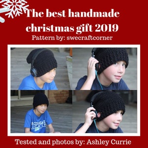Könnte beinhalten: Eine schwarze Häkelmütze mit Ohrenklappen, getragen von einem Kind. Die Mütze wird mit Kopfhörern getragen. Das Bild ist mit "The best handmade christmas gift 2019" und "Pattern by: swecraftcorner" betitelt.