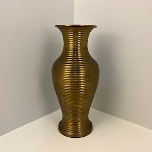 Jarrón de latón macizo con textura acanalada
