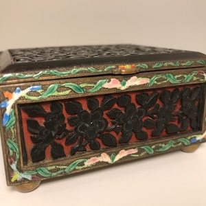 Chinesische Schmuckschatulle, Cloisonné und handgeschnitzte rote und schwarze Lack-Cinnabar-Paneele, Fußdose aus Metall mit Emaille-Blumen
