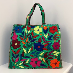 Cartera de Seda Verde Esmeralda con Coloridos Motivos Florales Bordados, Monedero Estructurado Guatemalteco