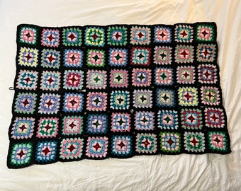 Couverture en crochet carrée de grand-mère faite à la main, noire et multicolore