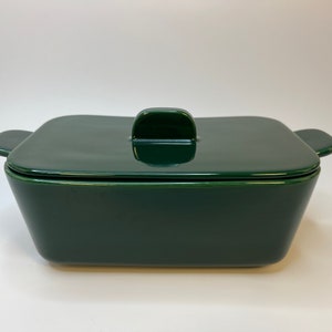 Porción rectangular hecha a mano con tapa y asas, plato de cerámica de cazuela rústica verde oscuro