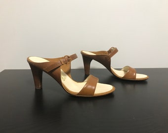 Sandales en cuir Salvatore Ferragamo pour femmes avec talons hauts empilés, boucles en fauve