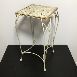 Smeedijzeren tuintafel in wit, antiek terrasmeubilair, armoedige chique bijzettafel, eindtafel, geometrisch