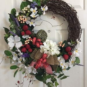 Strawberry Wreath. Summer wreath. Red. Raspberry. Daisies. Victorian. Country french. Cottage garden. Fruit. Berries. Walls. Home Decor