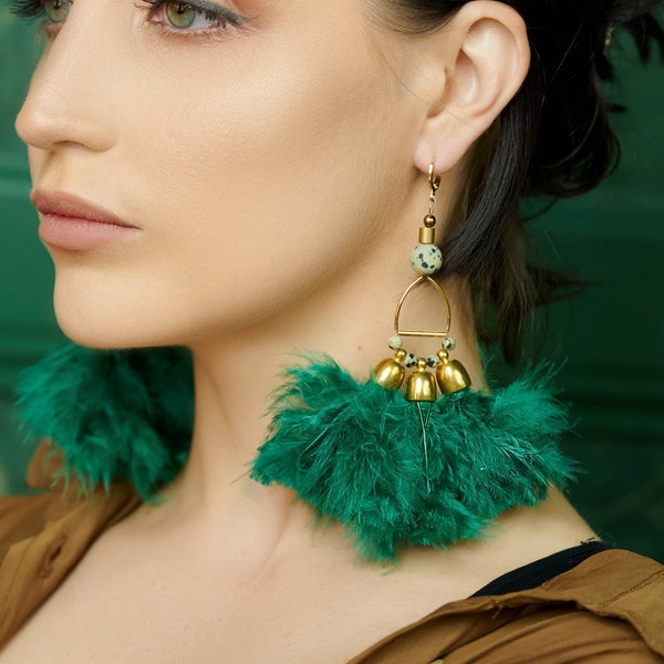 Boucles d'oreilles tendance plumes vert émeraude / Grandes boucles d'oreilles pendantes plumes / Boucles d'oreilles pendantes avec pierres précieuses / Grandes boucles d'oreilles tendance art déco / Laiton