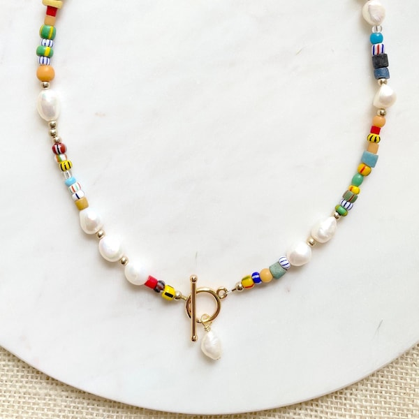 Collier de perles d'eau douce colorées avec fermoir sur le devant / Collier de perles multicolores / Collier à bascule avec perles de rocailles / Bijoux d'été / Pièces uniques