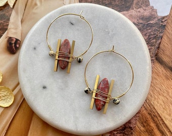 Pendientes de aro geométrico de jaspe rojo envueltos en alambre de oro / Pendientes de aro de piedra preciosa de jaspe dálmata / Pendientes de aro de piedra Boho / Joyería Boho