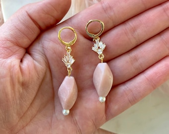 Kleine rosa Opal-Ohrringe / Schmuckgeschenk für Sie / Muttertagsgeschenk / Edelstein-Tropfenohrringe / Ohrring-Geschenk unter 20 / Kunstperle