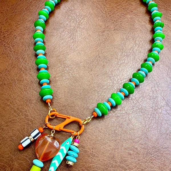 Colar Palm Pop | Colar com Pingente de Mosquetão Colorido | Joia Marcante com Contas em Verde Kelly, Turquesa e Laranja