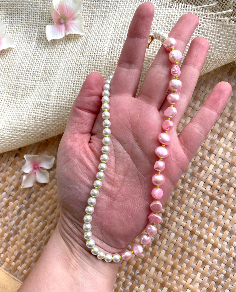 Collier de perles moitié perles roses / moitié collier de perles d'eau douce / collier court rose vif vert citron / tendance coloré image 4