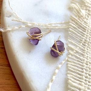 Amethyst Ohrstecker / kleine Wire Wrap Edelstein Ohrstecker / Februar Birthstone Ohrringe / Gold Filled Ohrstecker / Amethyst Schmuck / Geschenk für Sie