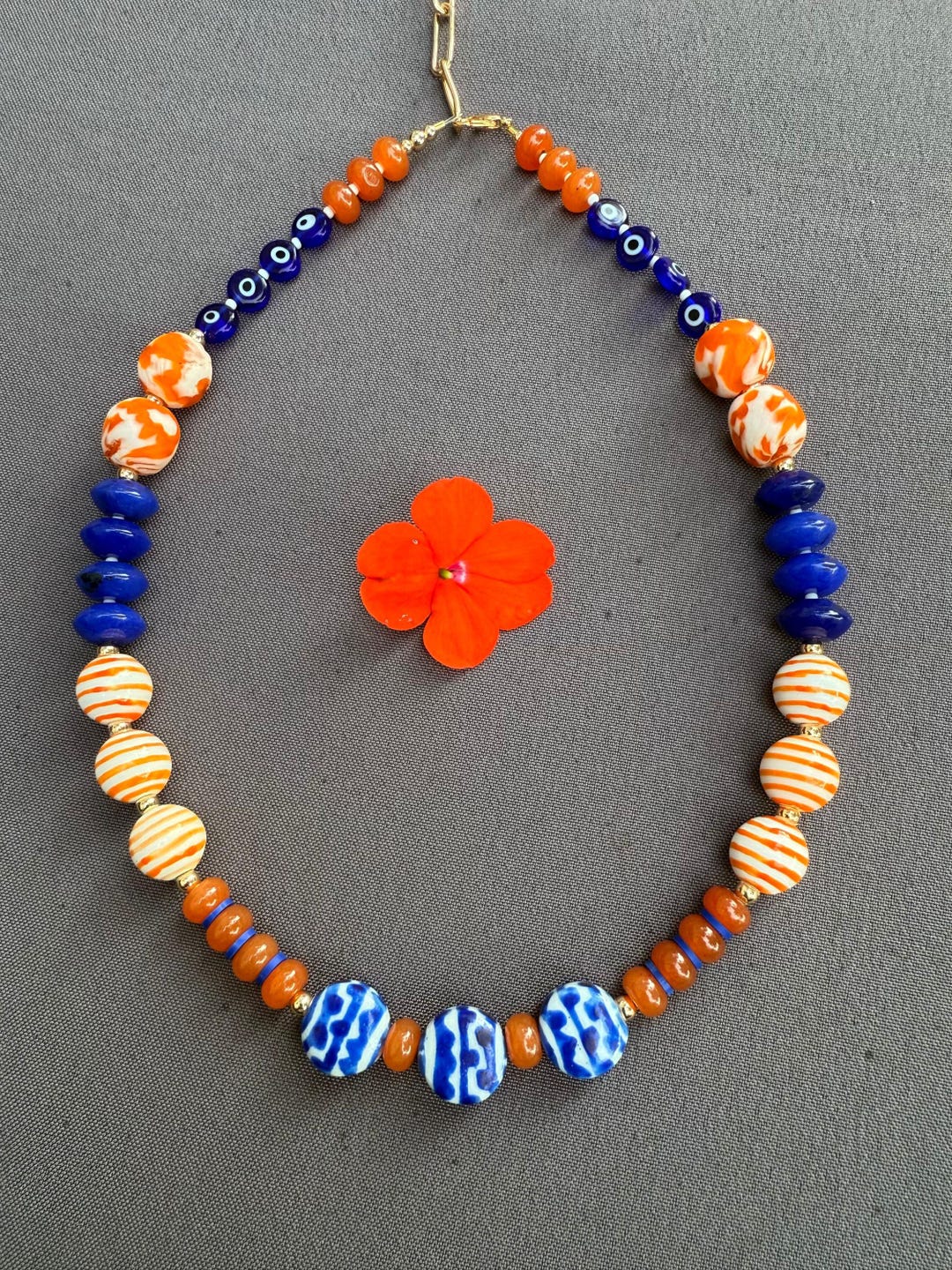 Collier Africain En Verre Et Résine Tons Orangés - Longueur 71-80 Cm, Occasion Très Bon état