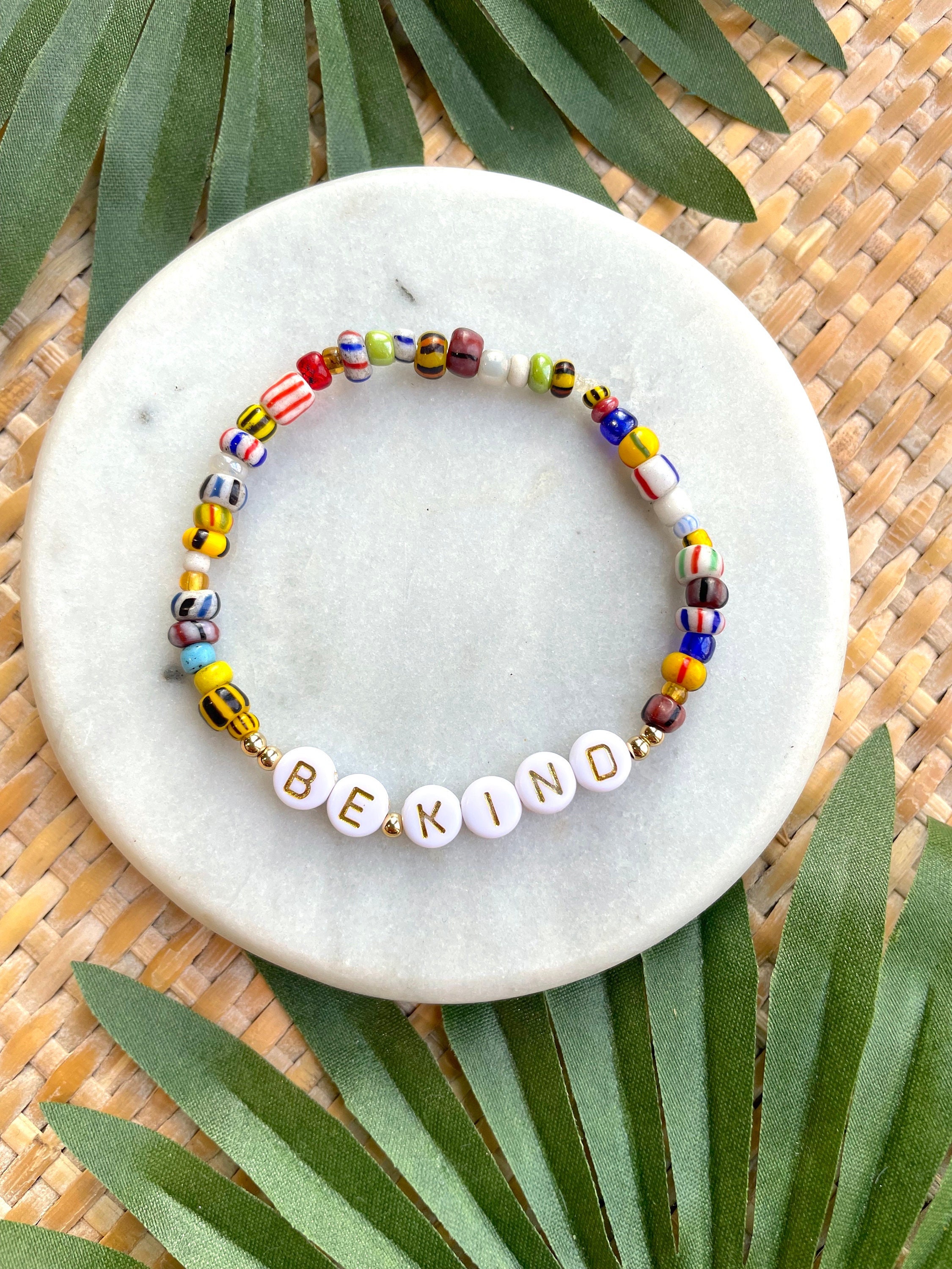 Pulseira de miçangas coloridas: Pulseira elástica de comércio justo com pérola