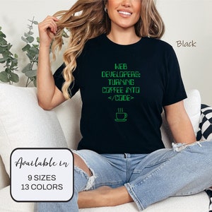 Può includere: Maglietta nera con testo verde che recita "WEB DEVELOPERS: TURNING COFFEE INTO </CODE>" e una piccola icona verde di una tazza di caffè. Il testo è disponibile in 9 taglie e 13 colori.