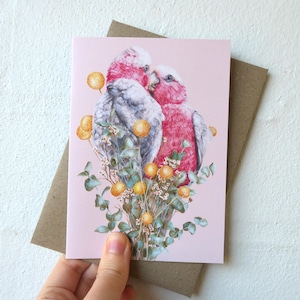 Tarjeta de felicitación de Galah, tarjeta en blanco con sobre, diseño de pájaro rosa, ideal para bodas y compromisos, regalo de aniversario, tarjeta botánica australiana.