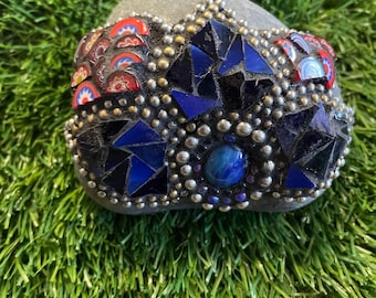 Mosaic Rock - Blue/Red Flower