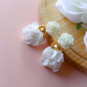 Weiß und Gold Perlen kleine Quaste Ohrringe, Boho Ohrringe Brautjungfer Geschenk Blumenschmuck, Braut weiße Ohrringe
