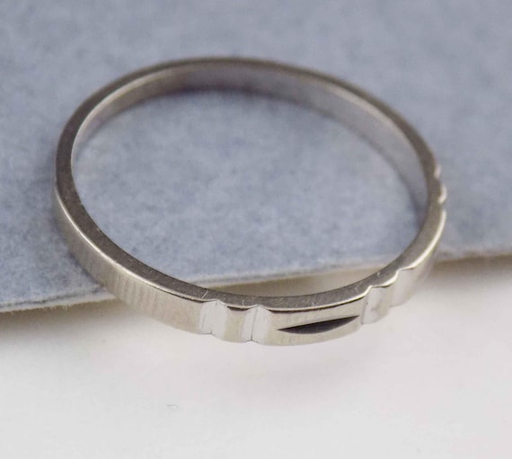 Size 5.75 10K Solid White Gold Stackable Ring Sig… - image 4