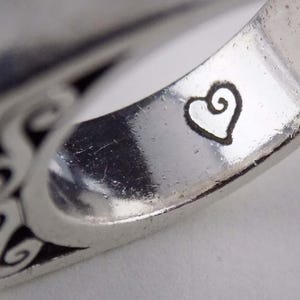 Size 8.5 Brighton Solid Sterling Silver Domed Ring 12.6g 8mm Wide Band With Filigree Openwork Swirls, Substantial & Stackable bild 4