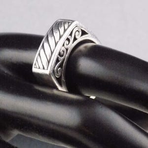 Size 8.5 Brighton Solid Sterling Silver Domed Ring 12.6g 8mm Wide Band With Filigree Openwork Swirls, Substantial & Stackable bild 1