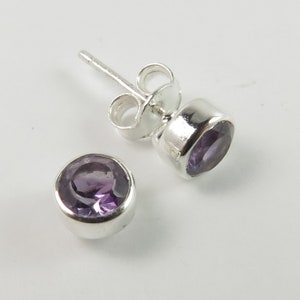 Boucles d'oreilles améthyste violette, Boucles d'oreilles à serti clos, Boucles d'oreilles rondes de 5 mm à la main, Boucles d'oreilles en argent 925, Boucles d'oreilles bohèmes, Fête des Mères