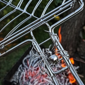 Parrilla para cocinar a fuego abierto personalizada de Spider, canasta portátil de acero inoxidable para fogatas, encimera para fogatas hecha a mano con asa, regalo para acampar de Halloween