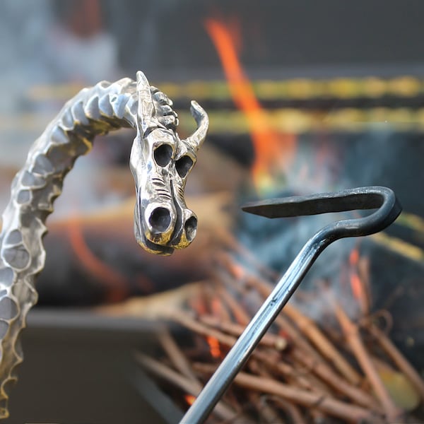 Handgeschmiedeter Feuerpoker „Drache“ für Kamin, Grill, Feuerstelle, rechtwinkliges Feuereisen, Pöbelherdwerkzeug – Edelstahl – Werkstatt-Amulett