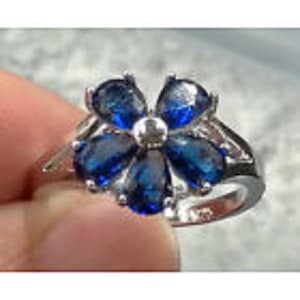 Sz8.5 Sapphire Flower Petal Ring Set in Silver with Cubinc Zirconia NICE! FUN!