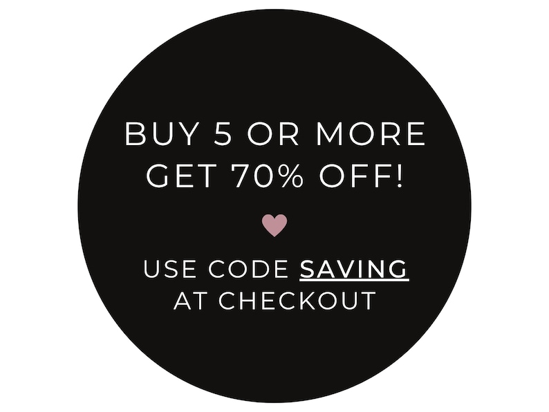 Puede incluir: Un gr&aacute;fico circular negro con texto blanco que dice: "&iexcl;COMPRA 5 O M&Aacute;S Y OBT&Eacute;N UN 70% DE DESCUENTO!" y "USA EL C&Oacute;DIGO SAVING AL PAGAR". Un peque&ntilde;o coraz&oacute;n rosa en el centro.