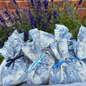 Sacolas de lembrancinhas de casamento, sacolas de batizado, sachês Toile de Jouy, sacolas de lembrancinhas cheias ou vazias, Toile de Jouy azul
