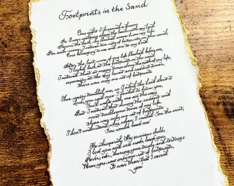 Impronte scritte a mano sulla sabbia: poesia, dono di calligrafia per il lutto