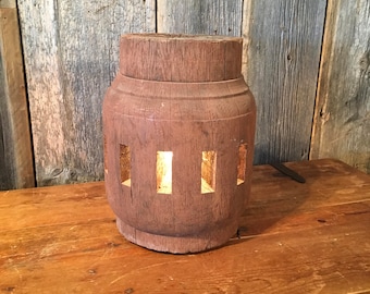 Vintage Wood Wheel Hub Lamp: Rustic Shadow Accent Light