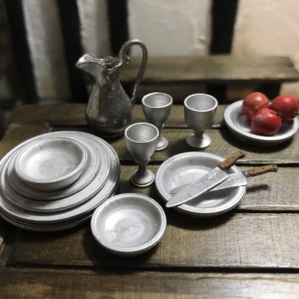 Ensemble de vaisselle en étain (4/5 pcs) miniature à l'échelle 1/12ème Banquet Tudor Dîner colonial Repas médiéval assiettes en métal blanc bols gobelet chope