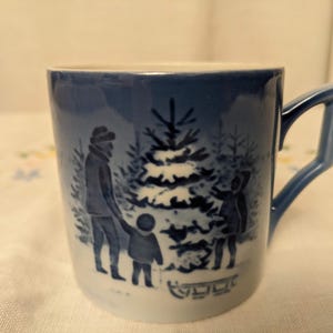Royal Copenhagen Annual Blue and White Mug-Choosing Christmas Tree 1979, child&#39;s