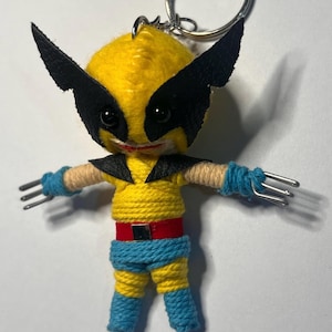 Clássico anos 90 Wolverine Amarelo e Azul Terno Mutante Super-herói Voodoo Feito à Mão Boneca de Corda Chave Charme Cosplay