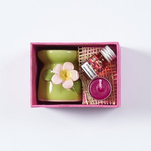 Bruciatore di olio in ceramica con olio aromatico e candela tealight in confezione regalo in carta gelso fatta a mano