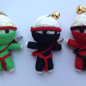 Triple Ninja Set, 1 x Rot, 1 x Grün, 1 x Schwarz Ninja Handmade Voodoo String Doll Schlüsselanhänger Charm Cosplay