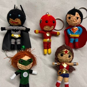 Puede incluir: Cinco llaveros de muñeca de hilo de colores con personajes de superhéroes: Batman, Flash, Superman, Wonder Woman y Linterna Verde. Cada muñeca está hecha de hilo y tiene un diseño y una combinación de colores únicos.