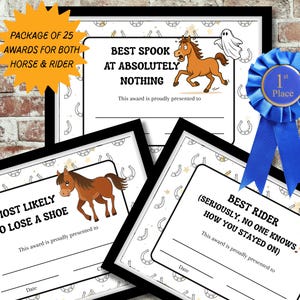 Op de afbeelding: Een verzameling ingelijste paardenshowprijzen met humoristische tekst en cartoonpaardenillustraties. De prijzen bevatten zinnen als "Best Spook" en "Most Likely to Lose a Shoe". Een blauw lint is ook zichtbaar.