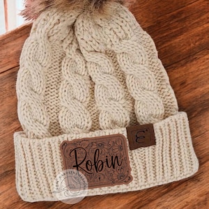Personalisierte punzierte Lederpatch Pom Pom Beanie | Laser graviert | Benutzerdefinierte Baby, Kleinkind, Erwachsene Wintermütze | Name, Logo, Monogramm | Western