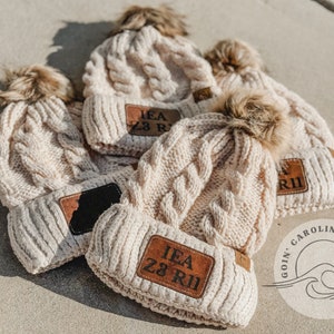 Personalisierte Leder Patch Pom Pom Mütze | Leder | Benutzerdefinierte Baby, Kleinkind, Erwachsene Wintermütze | Name, Logo, Monogramm