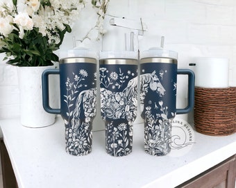 Gobelet Stanley gravé cheval + fleurs sauvages, équestre de 40 oz | Gobelet gravé Full Wrap | Gourde pour maman de concours équestre | 30 onces 20 onces 12 onces