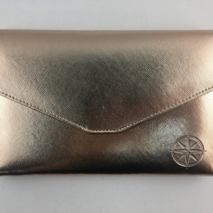 Grande couverture de passeport; Portefeuille de passeport; Détenteur du passeport; Cuir; Rose Or; En relief; Les voyages; Accessoire; Organisateur; Détenteur de documents; portefeuille