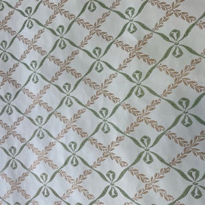 Carta da parati vintage con design verde e oro